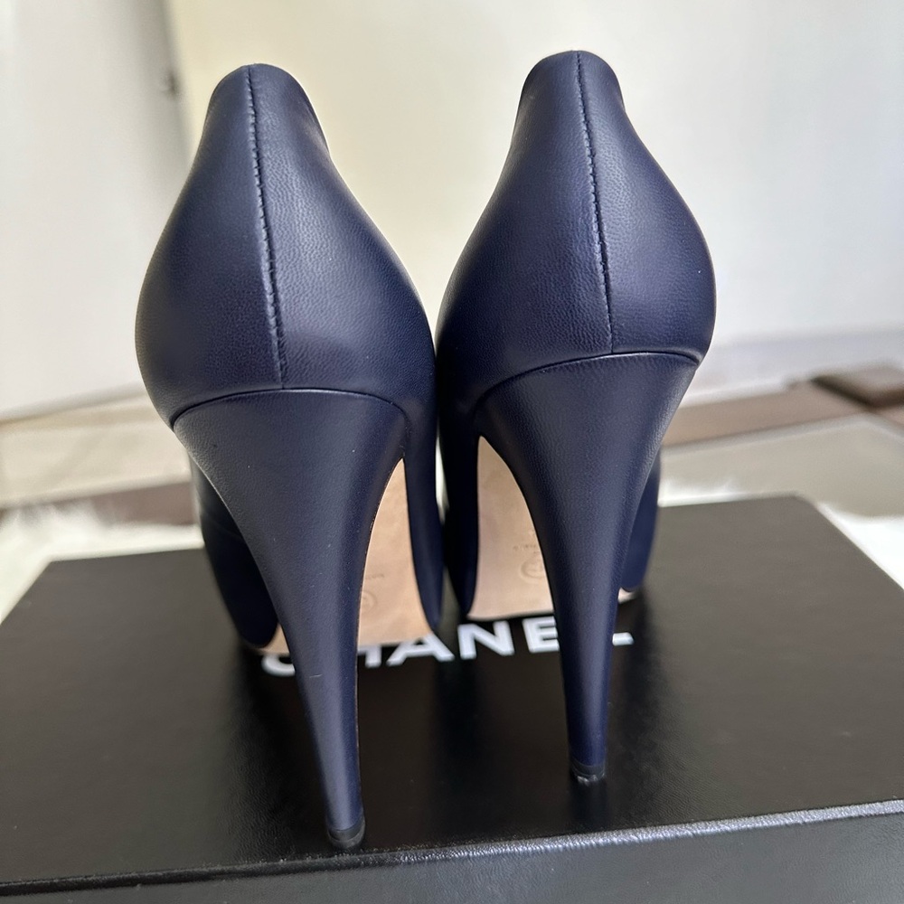 Auth Chanel Heels 👠 Excellent condition - Picture 10 of 17